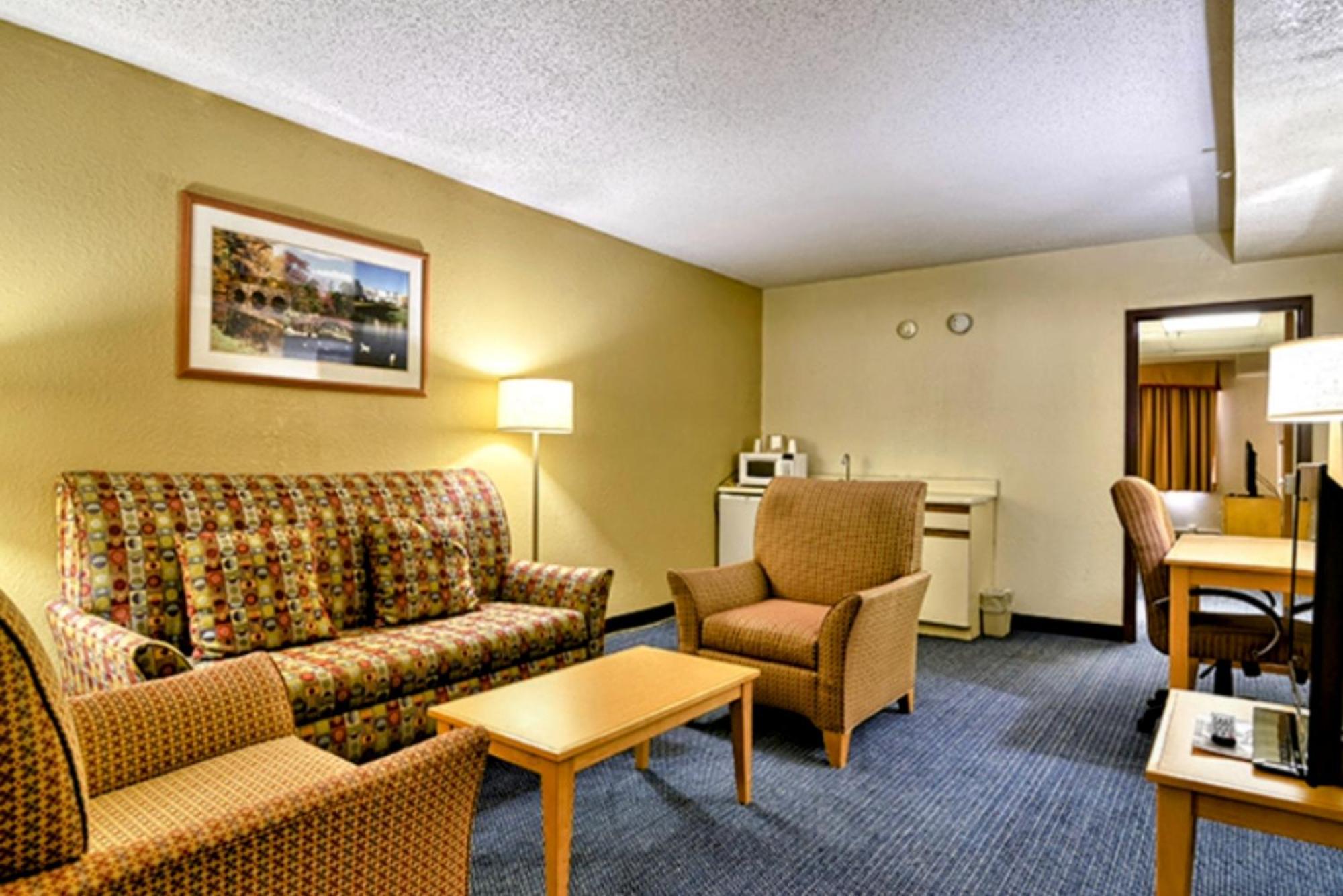 Katahdin Inn & Suites Millinocket Ngoại thất bức ảnh
