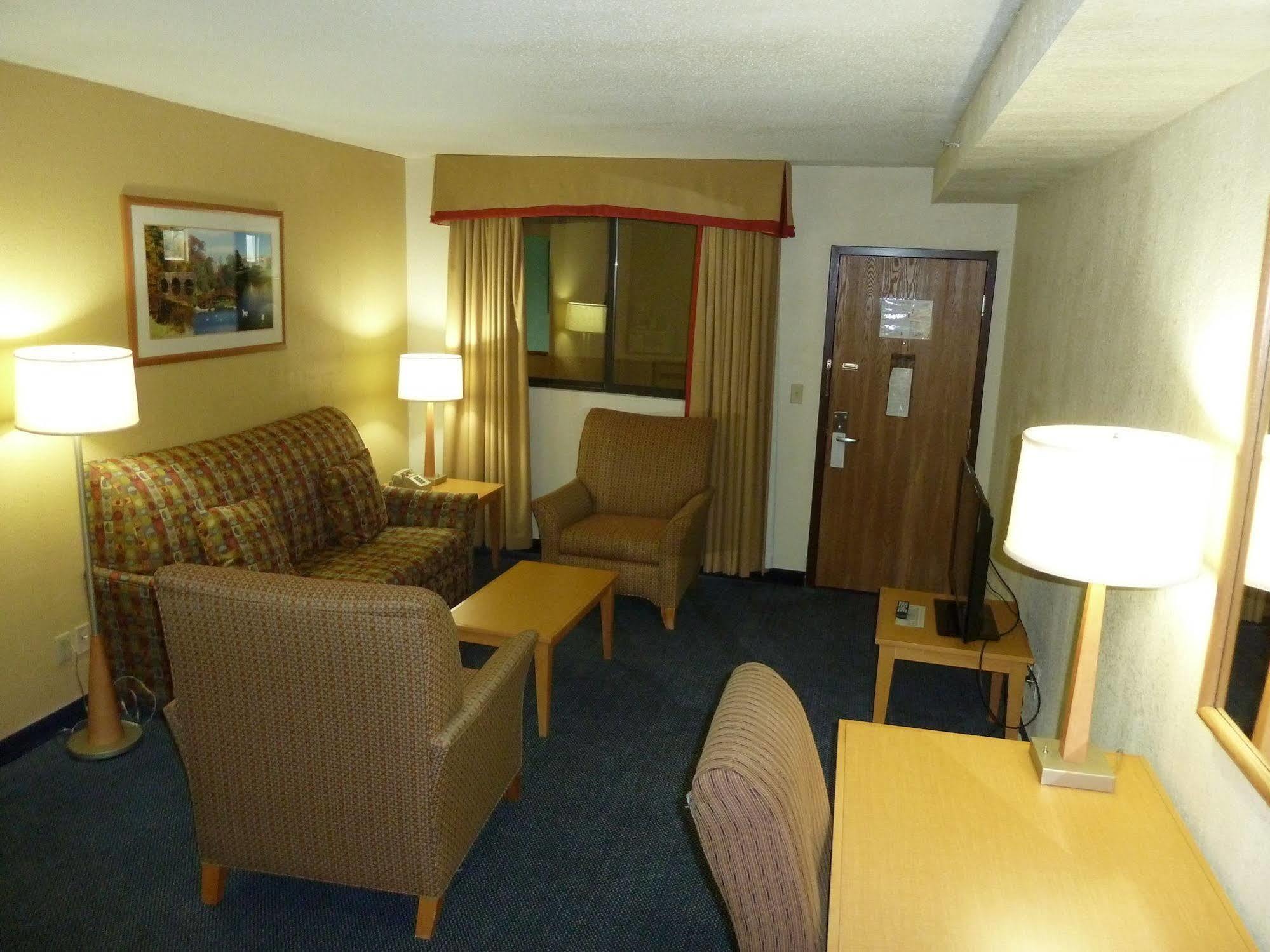 Katahdin Inn & Suites Millinocket Ngoại thất bức ảnh