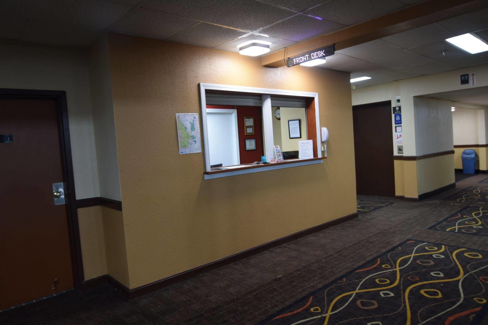 Katahdin Inn & Suites Millinocket Ngoại thất bức ảnh